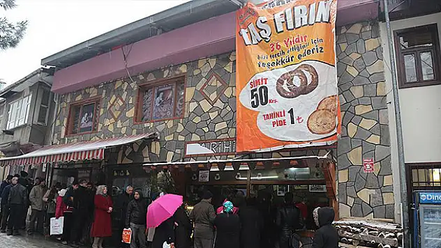 Kar altında '50 kuruşa simit' sırası