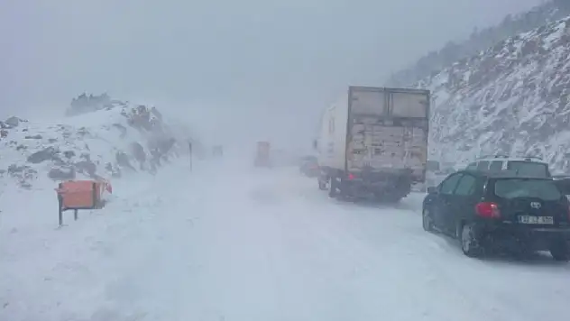 Kar kalınlığı 1 metreyi bulan Alacabel'de tırların geçişine izin verilmiyor
