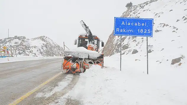 Kar kalınlığının 1 metreye ulaştığı Antalya-Konya karayolunda kartpostallık görüntüler