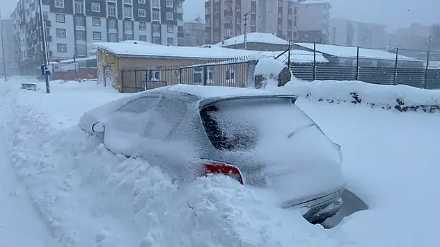 Kar kalınlığının 96 santimetre ölçüldüğü Ardahan merkezde araçlar kar altında kaldı
