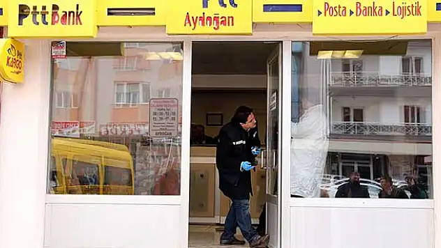 Kar maskeli soyguncu 10 bin lirayı bıraktı bozuk paraları aldı