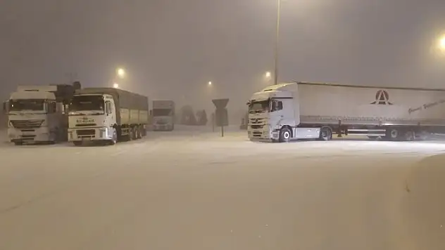 Kar nedeniyle kapanan Antalya-Konya kara yolunun açılması için çalışmalar sürüyor
