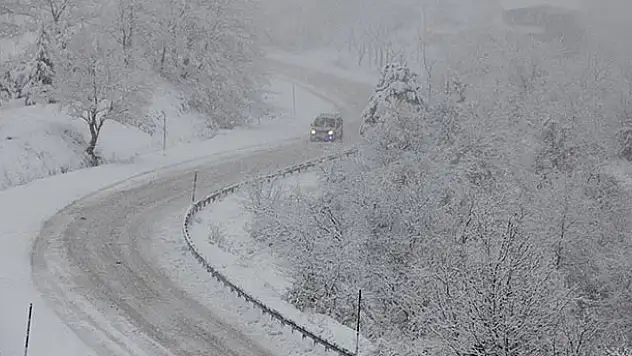 Kar ve tipi nedeniyle Konya'da ulaşıma kapanan yollar
