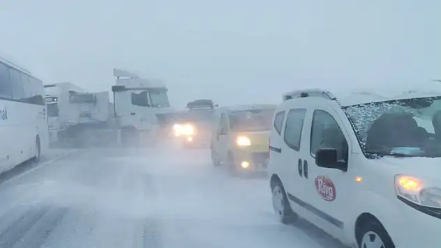 Kar ve tipi nedeniyle TIR'ın kaydığı Konya- Antalya karayolu ulaşıma kapandı

