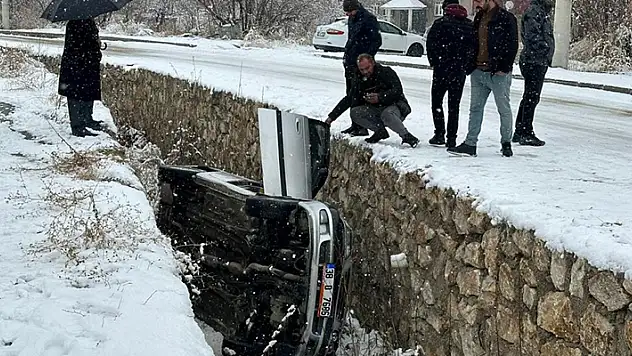 Kar yağışı kazaları beraberinde getirdi: Kayan araç dereye düştü
