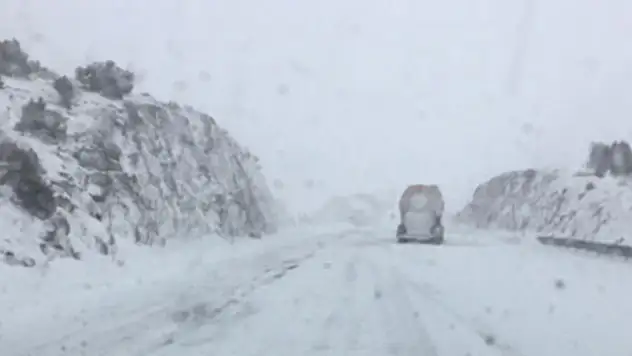 Kar yağışı Konya-Antalya kara yolunda ulaşımı aksatıyor