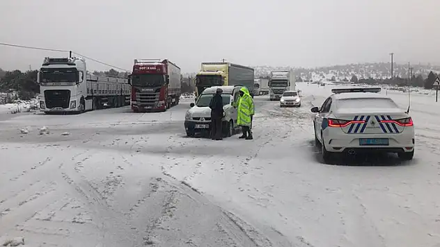 Kar yağışının etkili olduğu Antalya-Konya kara yolunda tırların bekleyişi sürüyor
