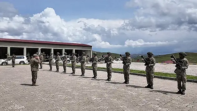 Kara Kuvvetleri Komutanı Bayraktaroğlu, Iğdır'daki Mehmetçikle bayramlaştı