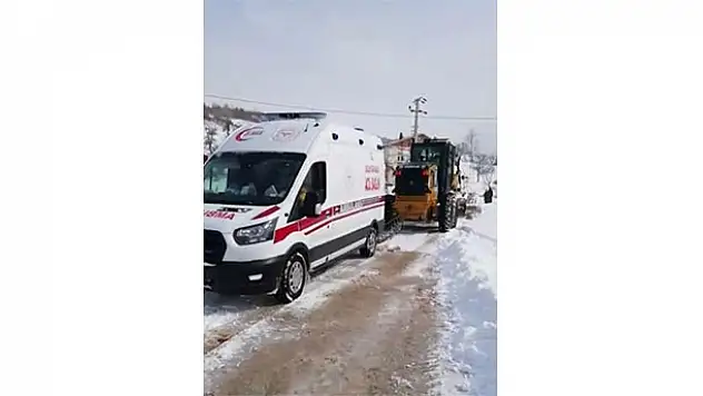 Kara saplanan ambulansın imdadına iş makinesi yetişti