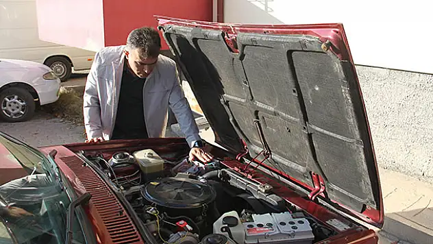 'Kara Şimşek'e özendi, 1993 model otomobilini konuşturdu