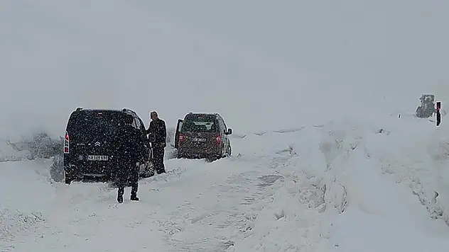 Kara yolunda mahsur kalan 60 kişi kurtarıldı
