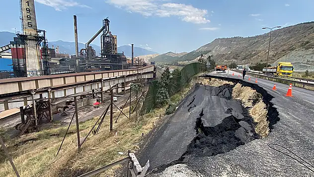 Kara yolundaki çökme, demir yolunu da ulaşıma kapattı
