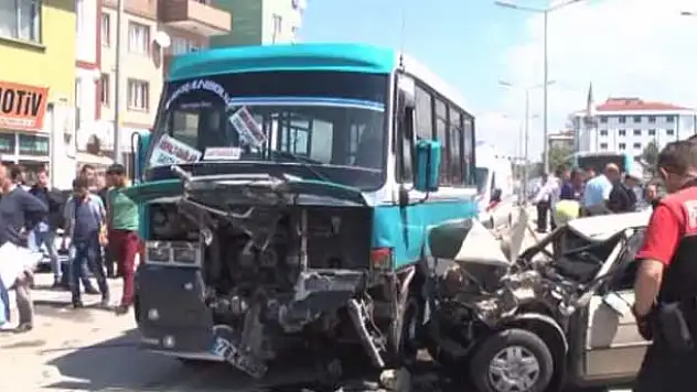 Karabük'te dolmuşla otomobil çarpıştı: 15 yaralı