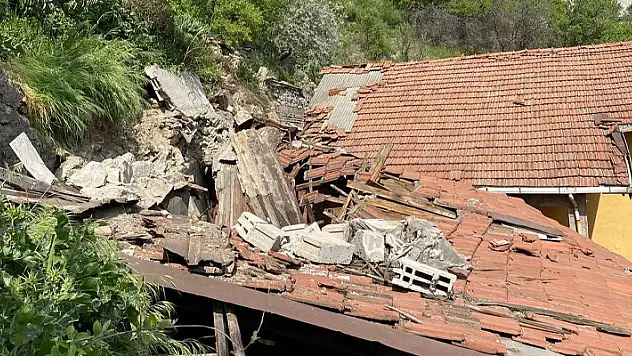 Karabük'te heyelan nedeniyle 4 ev tahliye edildi
