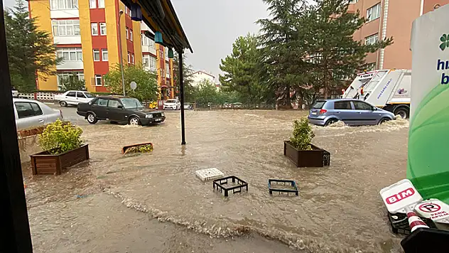 Karabük'te sağanak su baskınına sebep oldu 