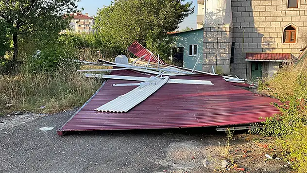 Karabük'te şiddetli rüzgar 5 katlı binanın çatısını uçurdu
