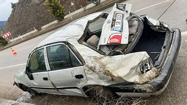 Karabük'te otomobil kayganlaşan yolda şarampole devrildi: 1 ölü, 1 yaralı
