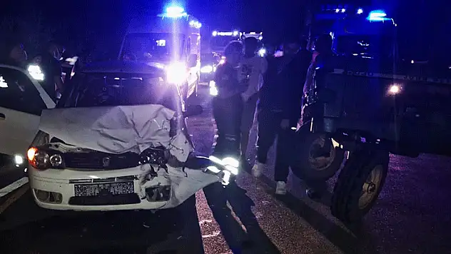 Karabük'te otomobil traktörle çarpıştı: 4 yaralı