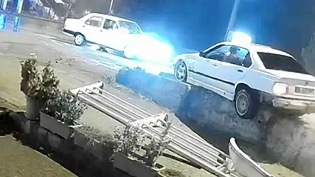 Karabük'te otomobilin korkuluklara çarpma anı kamerada