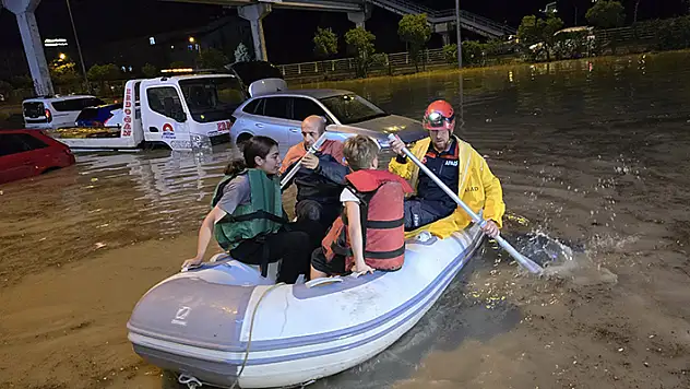Karabük'te sağanak hayatı felç etti: Metrekareye 45 kilogram yağış düştü
