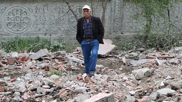 Karadeniz fıkrası gibi olay: Adresi karıştırdı, yanlış binayı yıktı, bir de yıkım masrafını istedi

