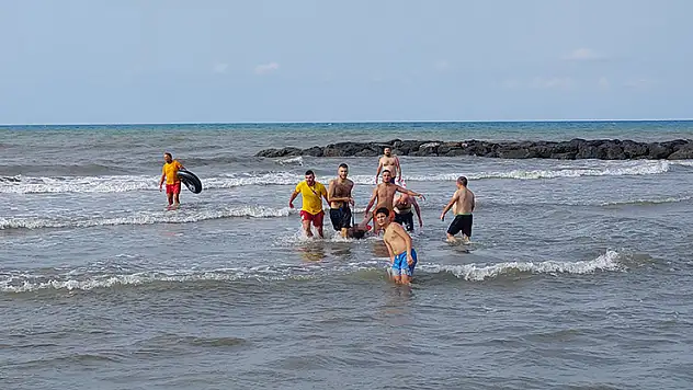 Karadeniz'de can pazarı: 2 arkadaş baygın halde denizden çıkartıldı