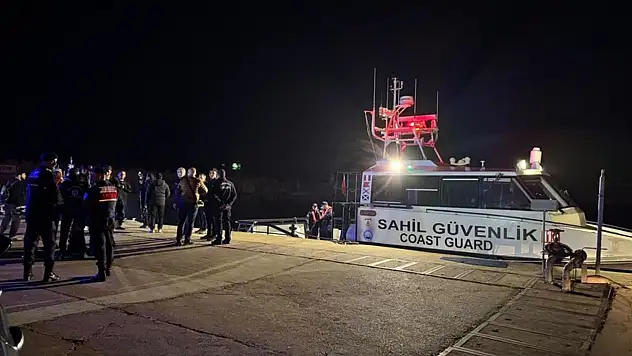 Karadeniz'de yangın çıkan 'KAIROS' gemisinden kurtarılan 25 personel Kocaeli'deki limana getirildi