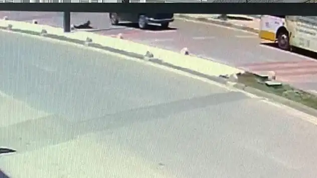 Karaman'da 11 yaşındaki çocuğun minibüsün altında kalmaktan son anda kurtulduğu kaza kamerada
