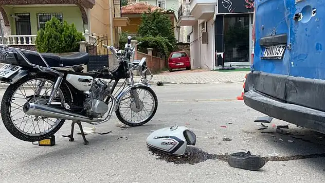 Karaman'da 2 araca çarpan motosiklet sürücüsü ağır yaralandı

