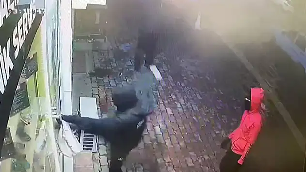 Karaman'da 20 saniyede 500 bin TL'lik cep telefonu çalan 3 kişi tutuklandı

