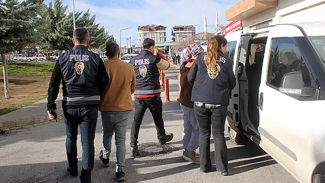 Karaman'da 3 kişinin yaralandığı eski damat ve kayınpederin bıçaklı kavgasında 2 kişi gözaltına alındı

