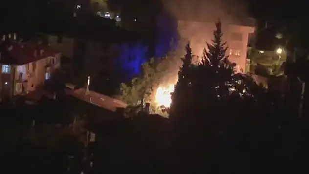 Karaman'da ahşap evde çıkan yangın mahalle sakinlerini sokağa döktü
