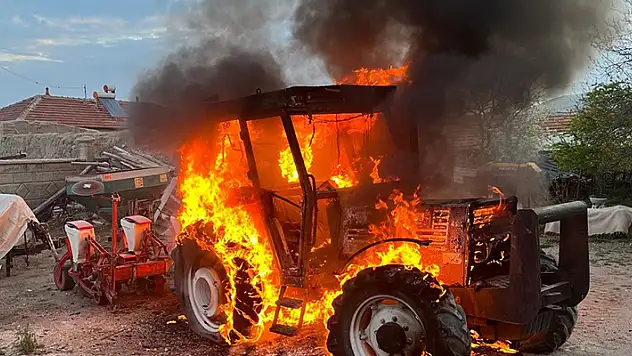 Karaman'da alev alev yanan traktör demir yığınına döndü

