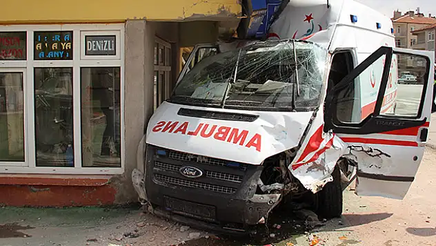Karaman'da ambulans ile otomobil çarpıştı: 6 yaralı