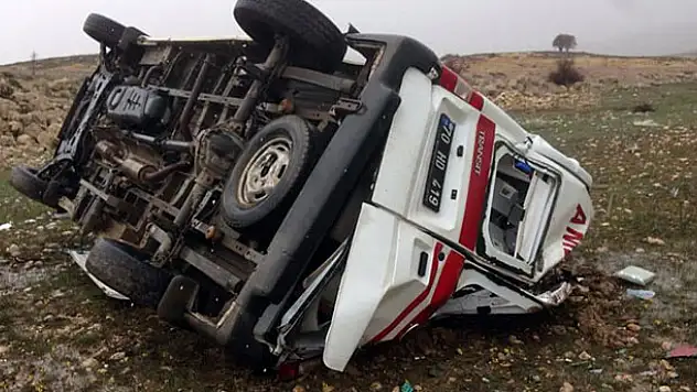 Karaman'da ambulans şarampole devrildi: 3 yaralı