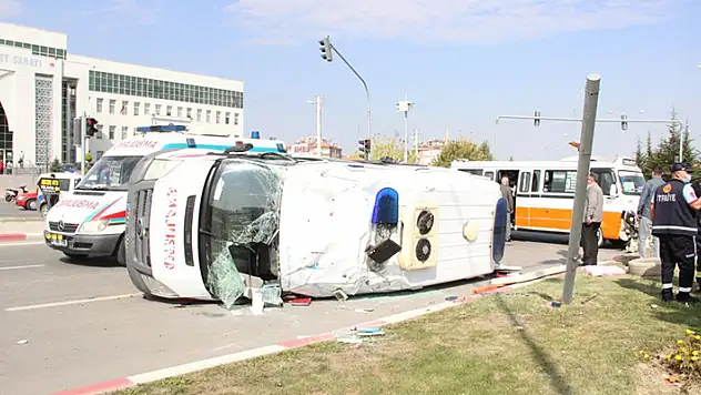 Karaman'da ambulansın karıştığı kazada yaralanan 10 kişiden 5'i taburcu edildi
