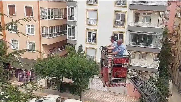 Karaman'da balkona sıkışan güvercini itfaiye kurtardı
