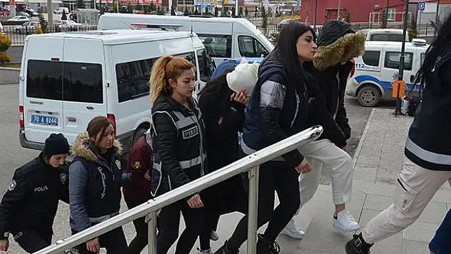 Karaman'da banka kredisi çıkarma vaadiyle dolandırıcılık yaptıkları iddia edilen 2 şüpheli tutuklandı