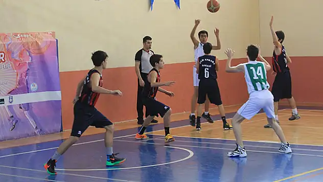 Karaman'da basketbol bölge grup müsabakaları başladı