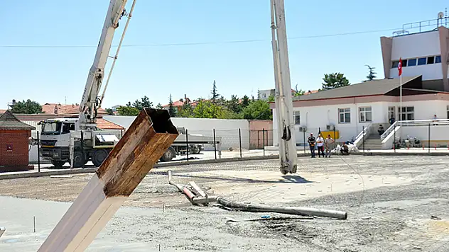 Karaman'da beton mikserinden kopan 200 kiloluk parça işçinin başına düştü

