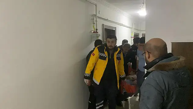 Karaman'da bileğini kesip fotoğrafını yollayan genç, dairenin kapısı kırılarak kurtarıldı
