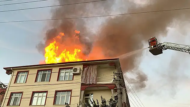 Karaman'da binanın çatısı alev topuna döndü, mahalleli sokağa döküldü
