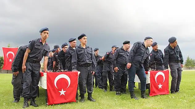 Karaman'da bir günlük askerlik yapan engelliler törenle yemin etti