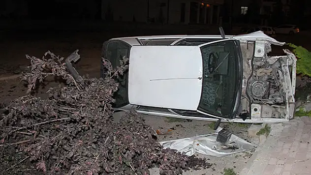 Karaman'da bir kişi kaza yaptığı otomobilini olay yerinde bırakıp gitti