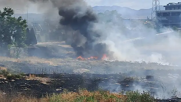 Karaman'da boş arazideki kuru otların tutuşması sonucu çıkan yangın korkuttu
