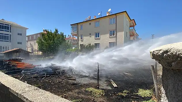 Karaman'da boş arsaya atılan boya tüpü aşırı sıcaklardan dolayı patlayarak kuru otları tutuşturdu