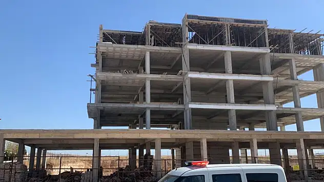 Karaman'da çalıştığı inşaatın 4. katından bir alt kata düşen kalıp ustası yaralandı

