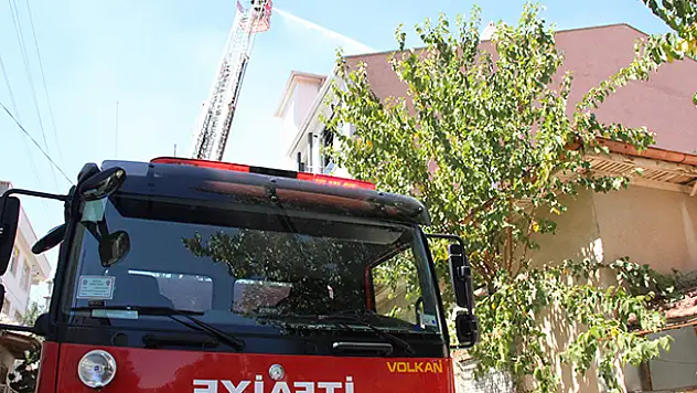 Karaman'da çatıda çıkan yangın mahalleyi dumana bürüdü
