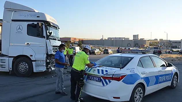 Karaman'da çekici ile servis otobüsü çarpıştı: 11 yaralı