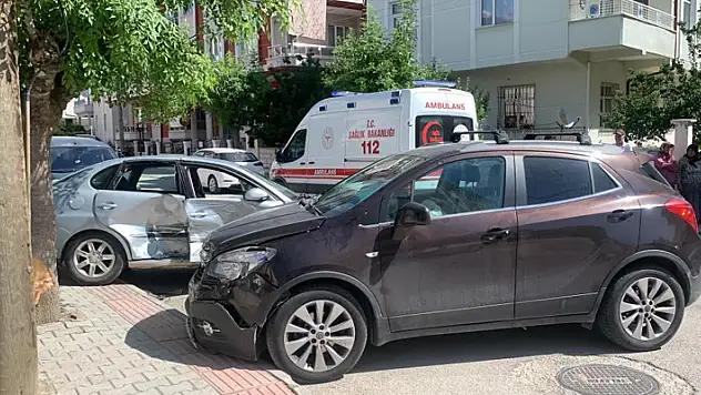 Karaman'da cip ile otomobil çarpıştı: 2 yaralı
